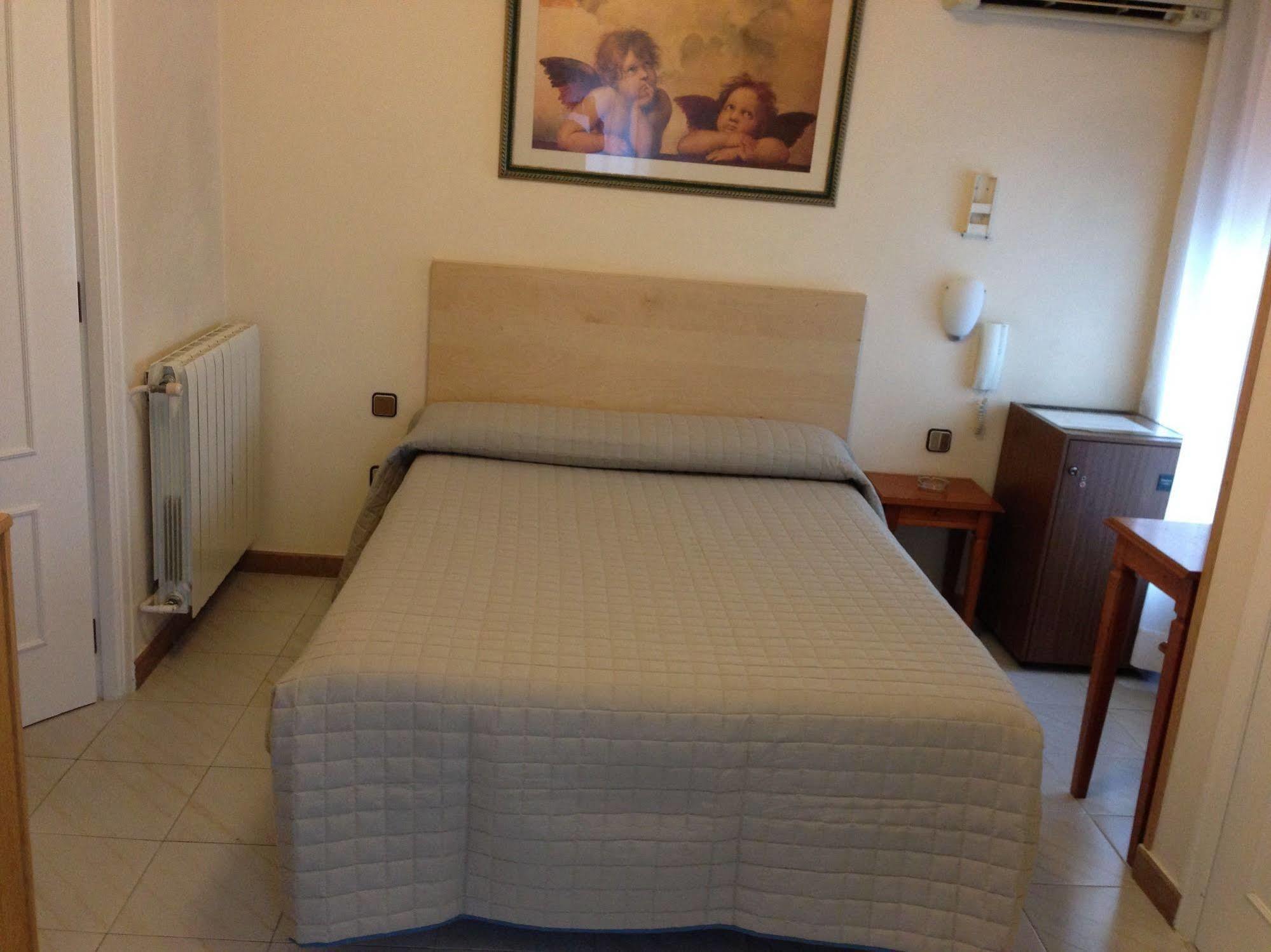 Hostal Cervantes Valdemoro Εξωτερικό φωτογραφία